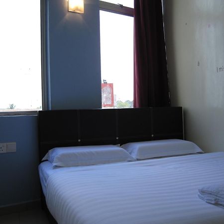 Max Inn Hotel Parit Raja Habitación foto