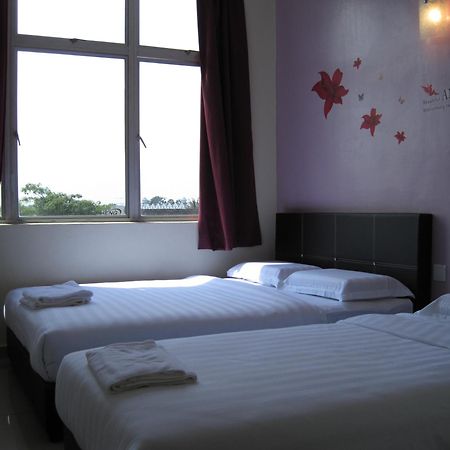 Max Inn Hotel Parit Raja Habitación foto
