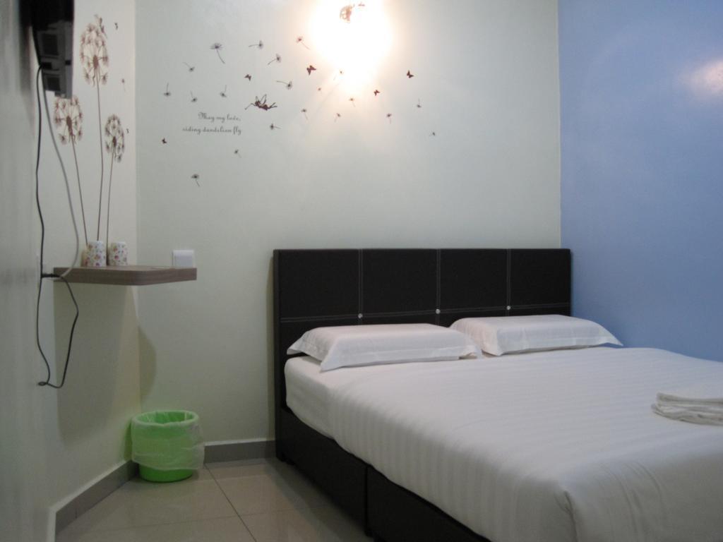 Max Inn Hotel Parit Raja Habitación foto