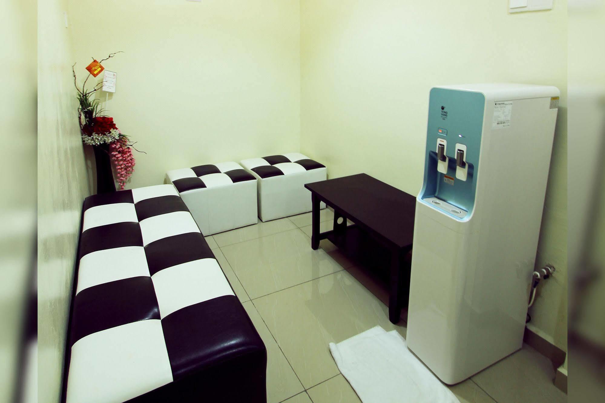 Max Inn Hotel Parit Raja Exterior foto