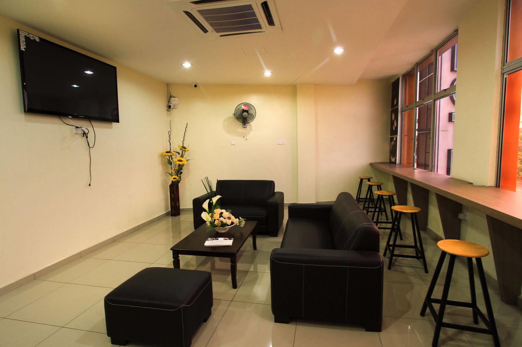 Max Inn Hotel Parit Raja Exterior foto